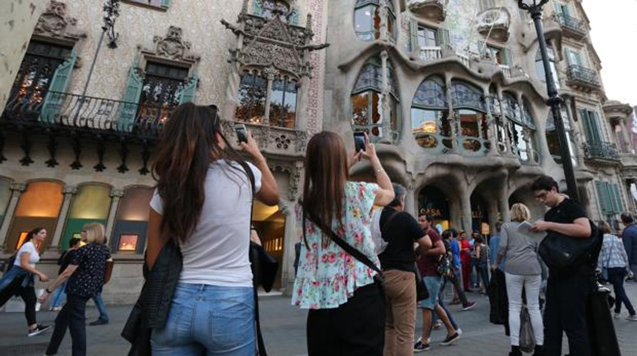 Turistas en el paseo de Gràcia de Barcelona