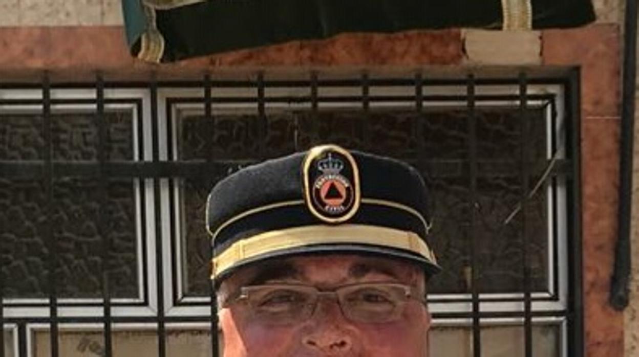 Juan Pérez Suárez, con el uniforme oficial de jefe de Protección Civil de Torrijos