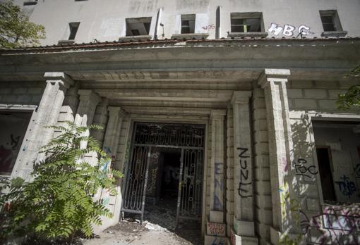 Puerta de entrada a uno de los edificios, en estado de abandono