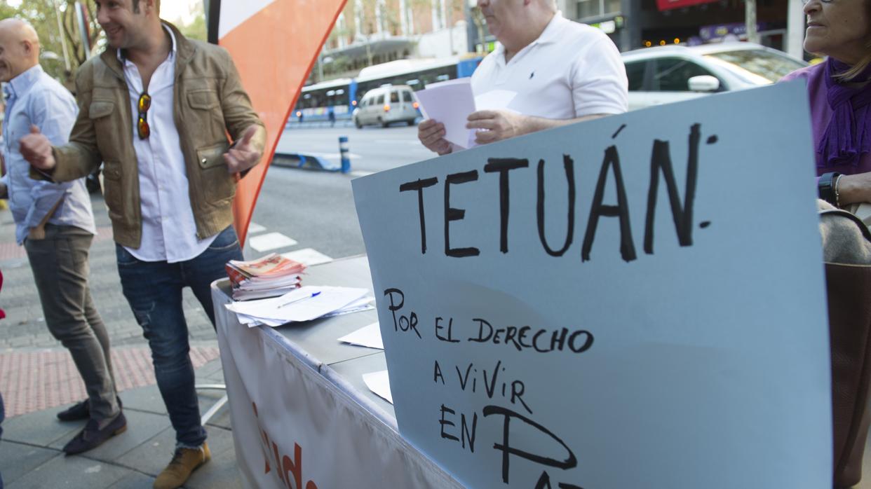 Vecinos recogen firmas reclamando más seguridad en Tetuán