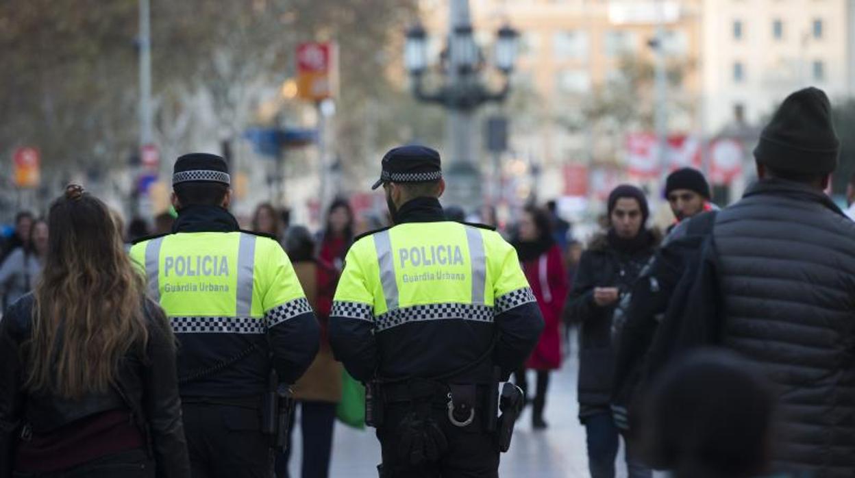 Dos agentes de la Urbana, por el centro de Barcelona