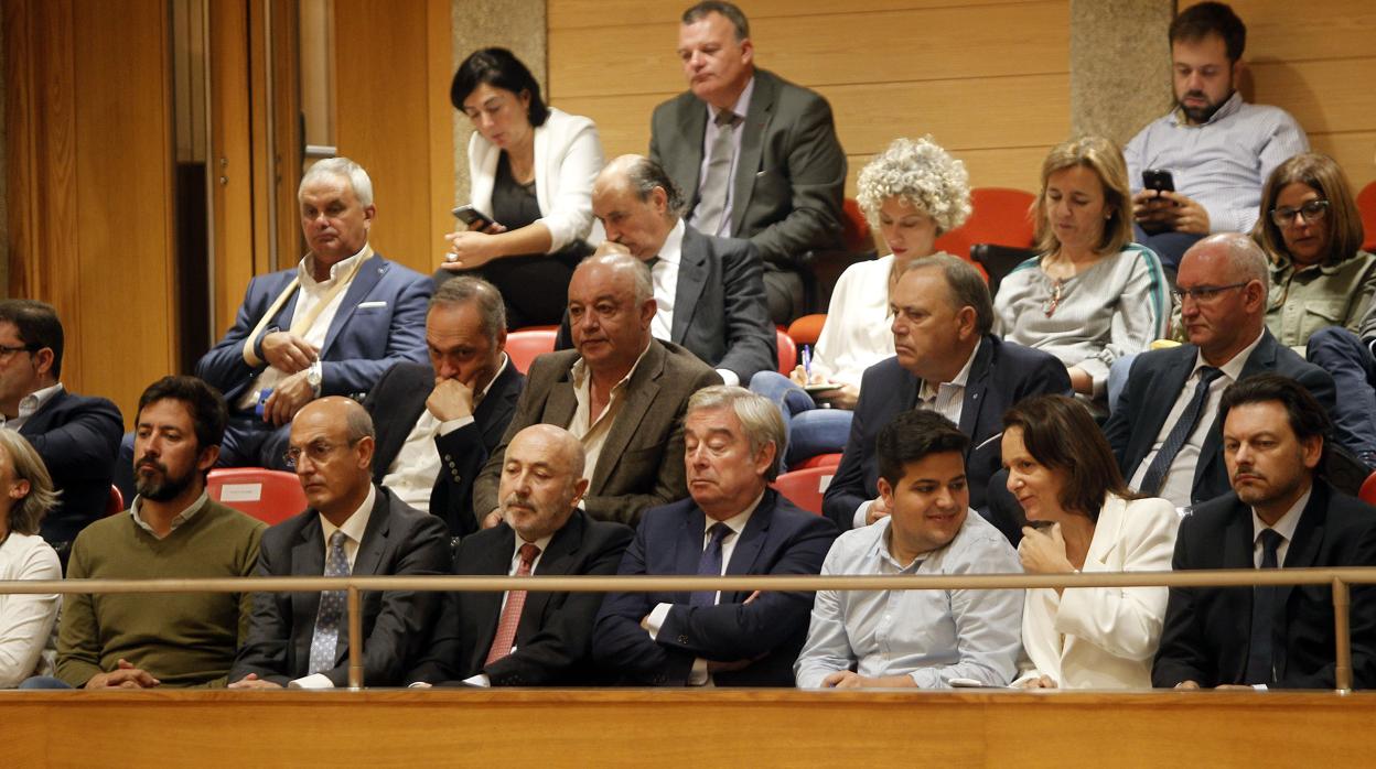 A la izquierda, Gómez-Reino; a la derecha, Carolina Bescansa, en la tribuna de invitados