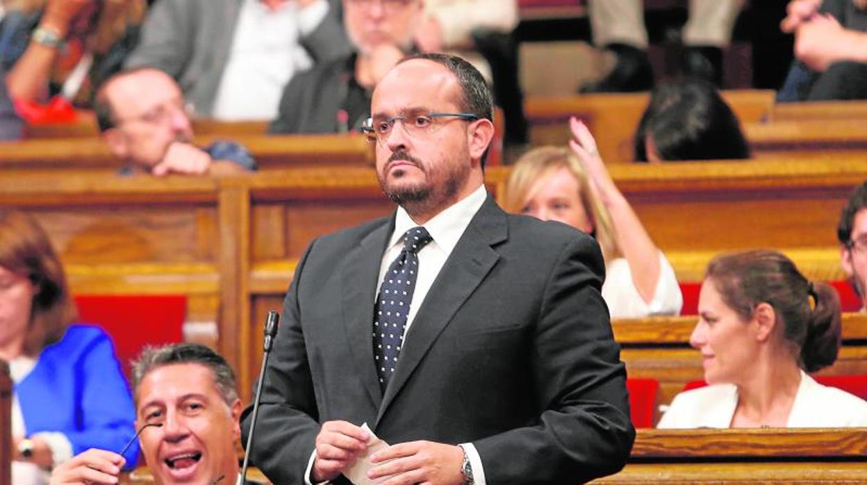 Alejandro Fernández, en el Parlament, con García Albiol a su derecha