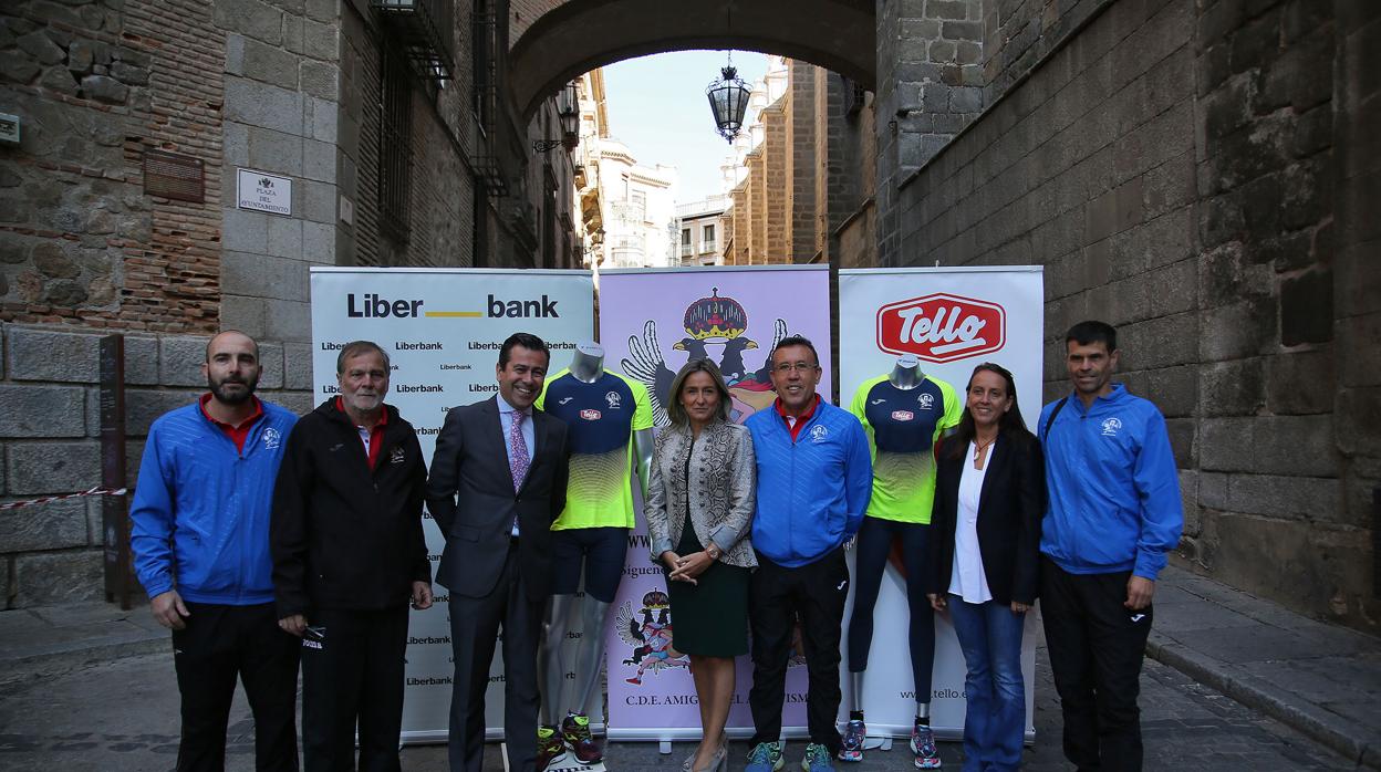 La alcaldesa Milagros Tolón con los organizadores de la carrera, este martes en la presentación de la camiseta