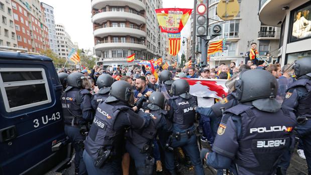 Máxima tensión en las manifestaciones del 9 d'Octubre en Valencia