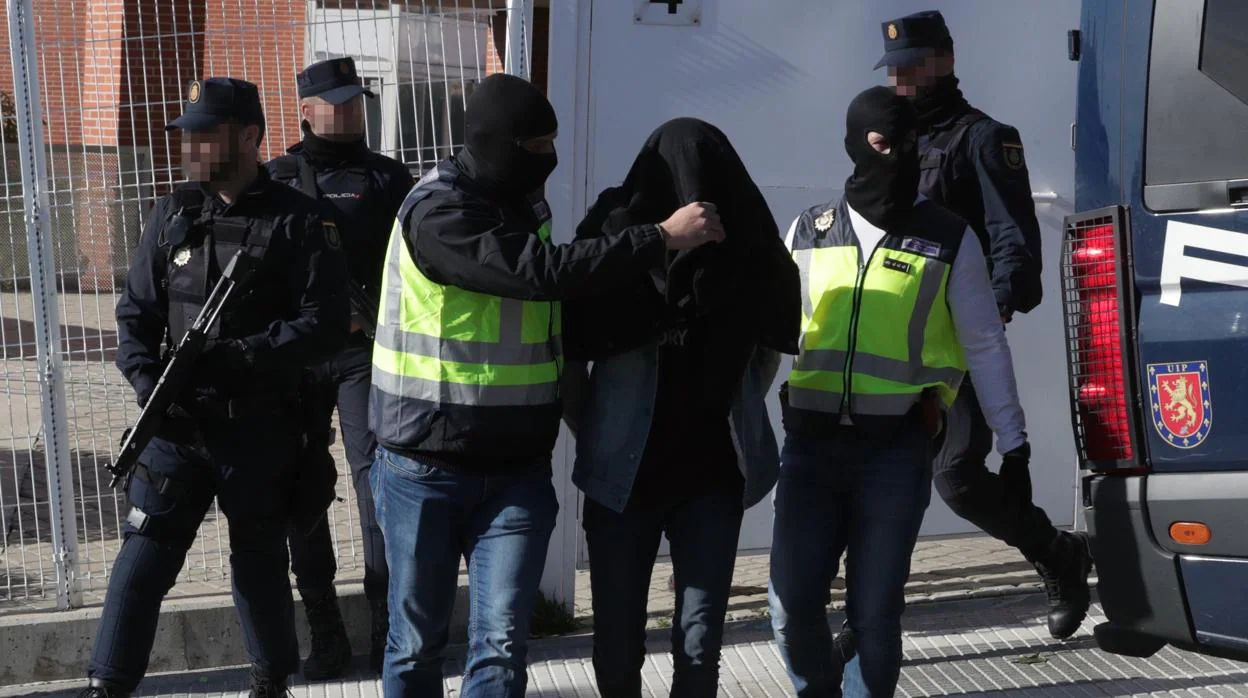 El juez procesa a tres miembros de la célula yihadista que atentó en Cataluña en 2017