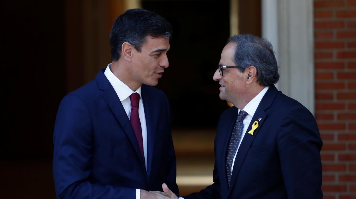 Pedro Sánchez y Quim Torra se dan la mano en La Moncloa