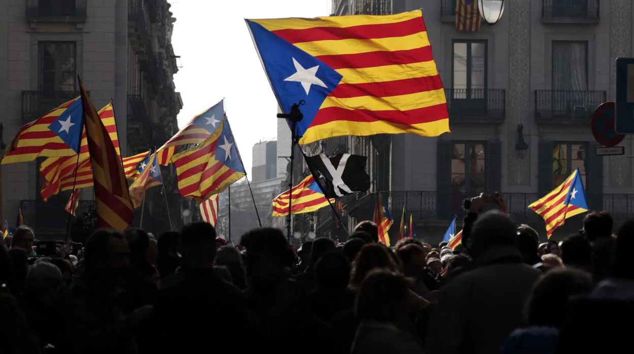 Banderas independentistas en una manifestación por las calles de Barcelona