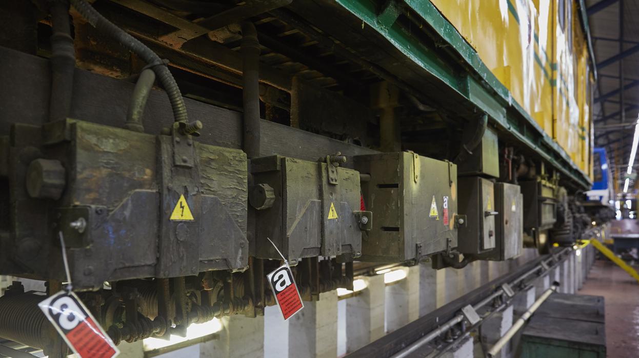 Uno de los convoyes del Metro que contienen elementos con amianto (señalados con una etiqueta roja y la letra «a»), en los talleres de mantenimiento