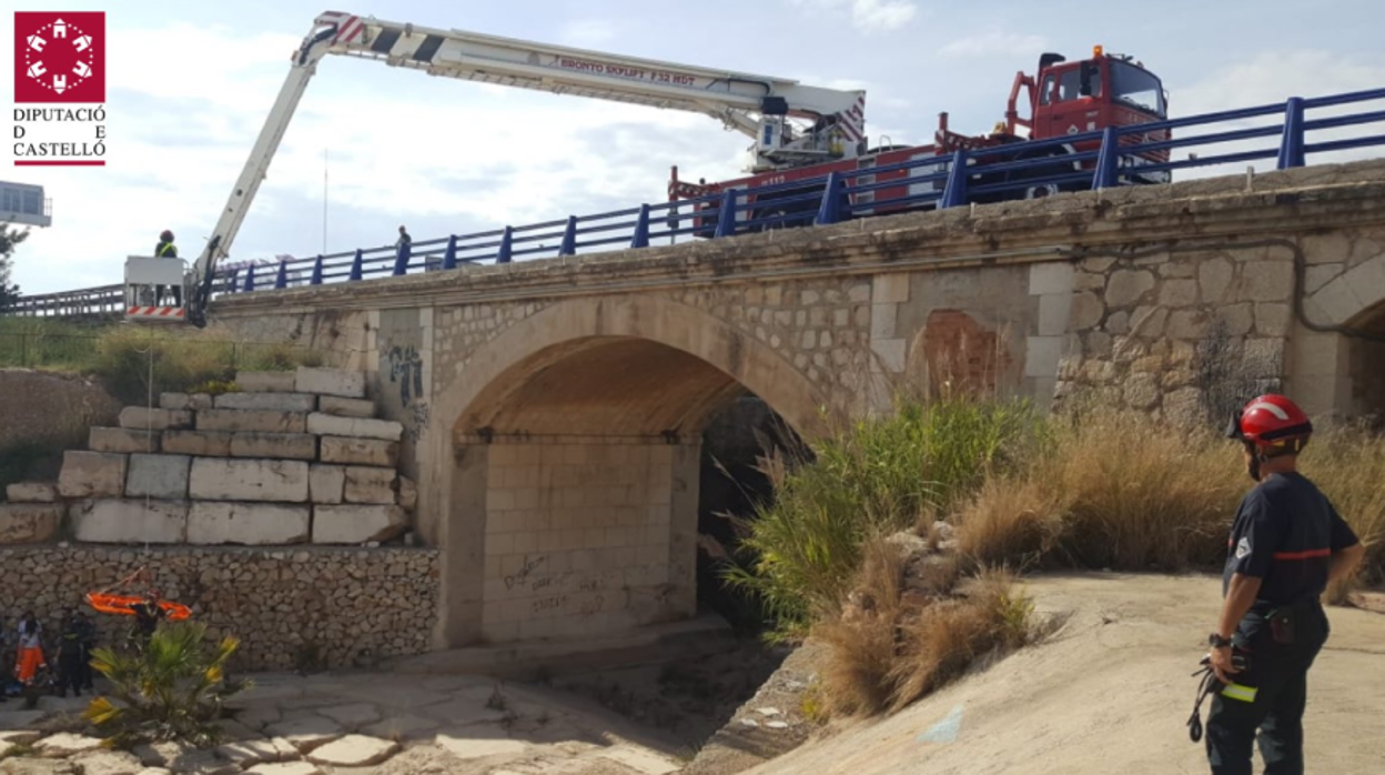 Bomberos durante la maniobra de rescate junto al puente