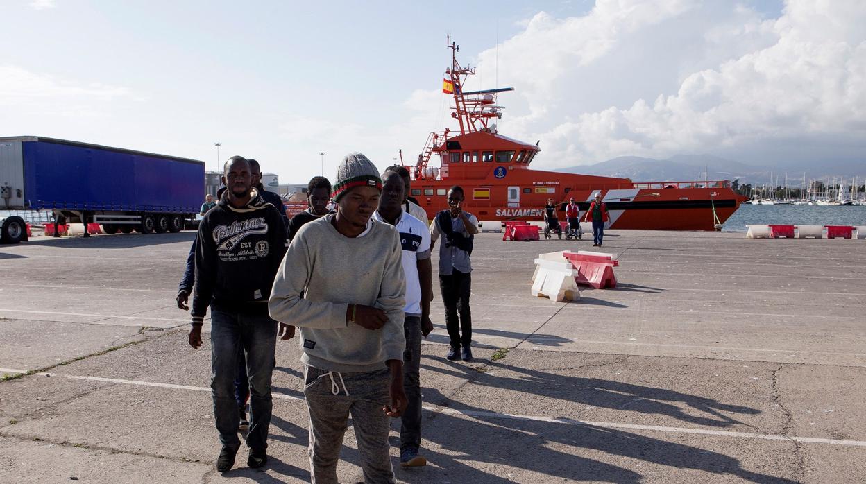 Llegada de las 44 personas de origen magrebí al puerto de Motril (Granada), rescatadas esta tarde por Salvamento Marítimo en aguas de Alborán.