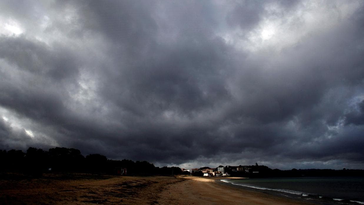 Olas en el litoral de La Coruña, una de las provincias más afectadas