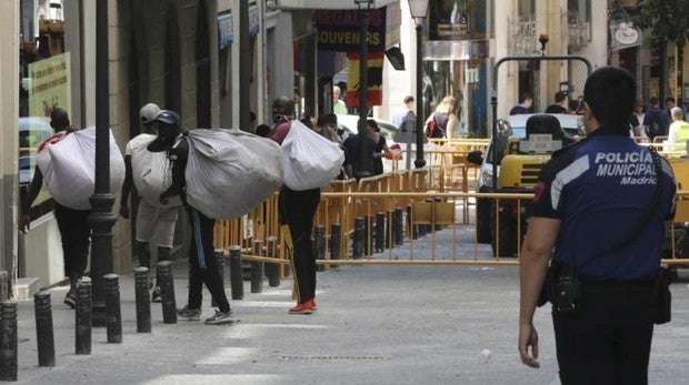 Barbero destituye al intendente de Centro por actuar contra el top manta