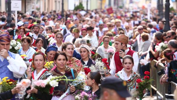 Más de 300.000 personas tejen el gigantesco manto floral de la Virgen del Pilar