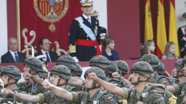 El desfile del 12-O rinde homenaje al 175 aniversario de la Bandera Nacional