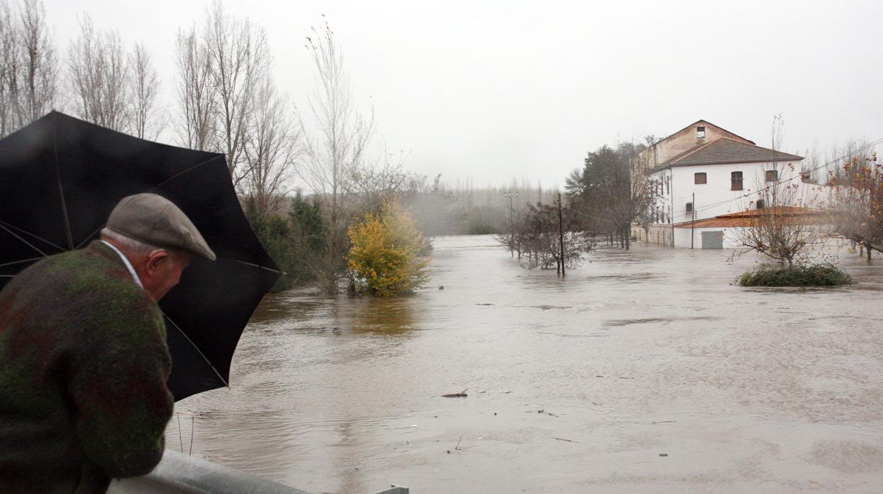 Un hombre observa el desbordamiento el río Águeda, a su paso por Ciudad Rodrigo, en una imagen de archivo