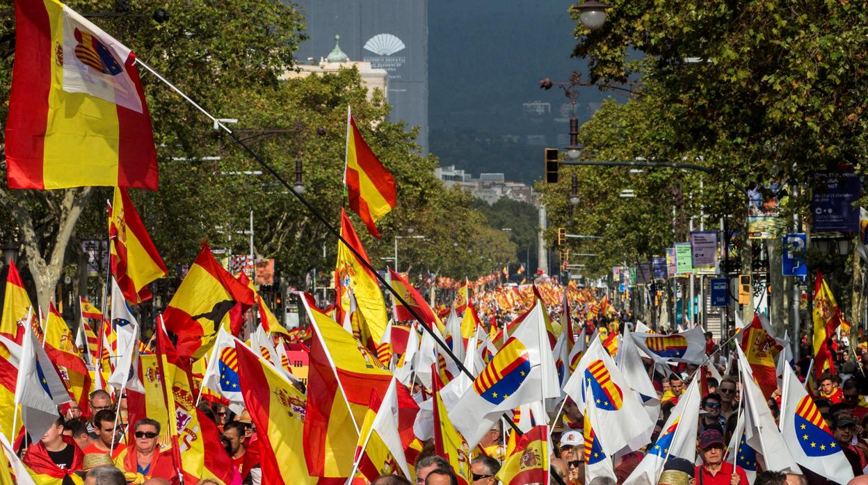 Decenas de miles de personas recorrieron ayer Barcelona, para celebrar el Día de la Fiesta Nacional