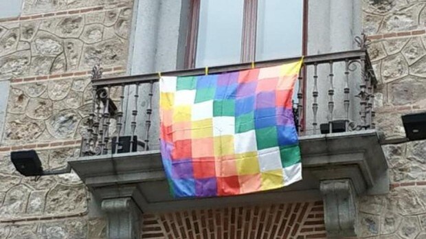 El PP llama «paleto» a Mauricio Valiente por colgar la bandera indígena en la plaza de la Villa
