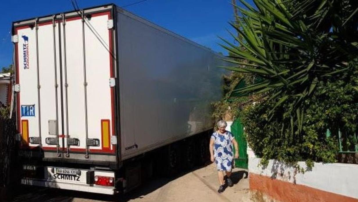 El camión empotrado bloqueando la entrada y salida de la urbanización en Sagunto