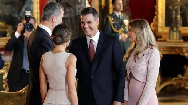 Zarzuela pidió a Sánchez que se quedara con los Reyes, y él decidió saludar a los invitados