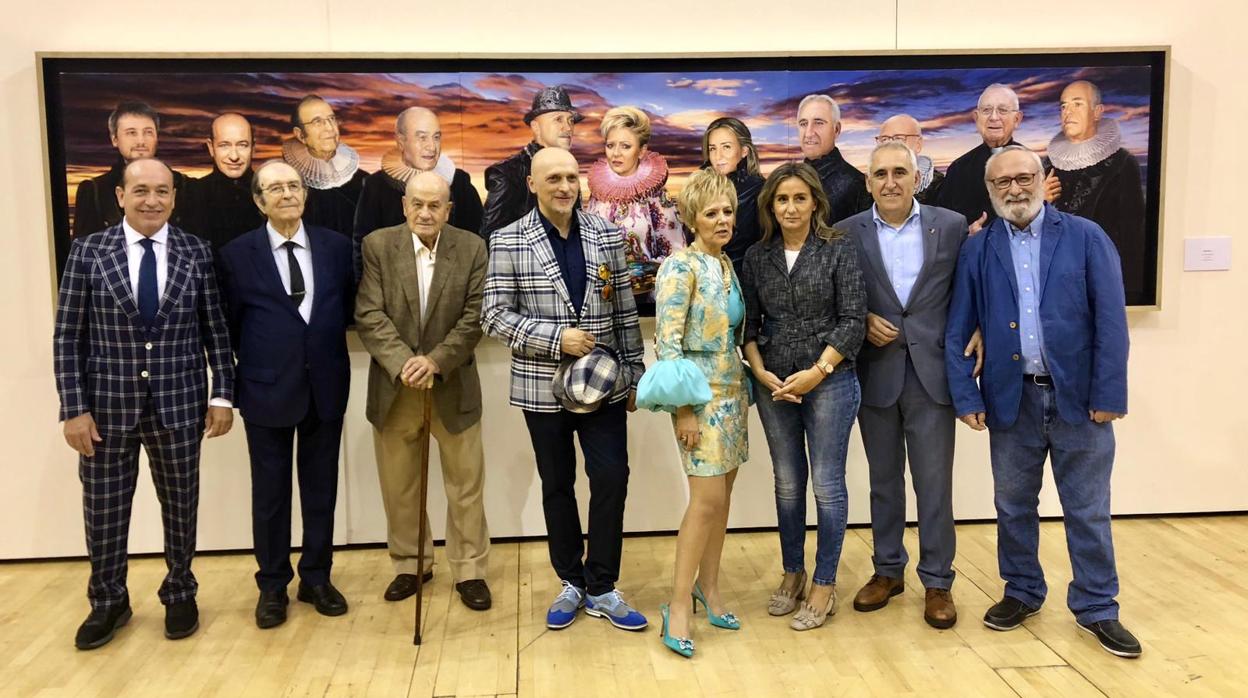 lLos artistas con la obra principal de la exposición y varias de las personalidades que aparecen en la misma