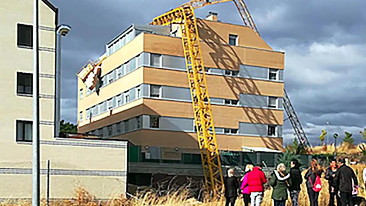 Grúa desplomada sobre un edificio en Golmayo, Soria