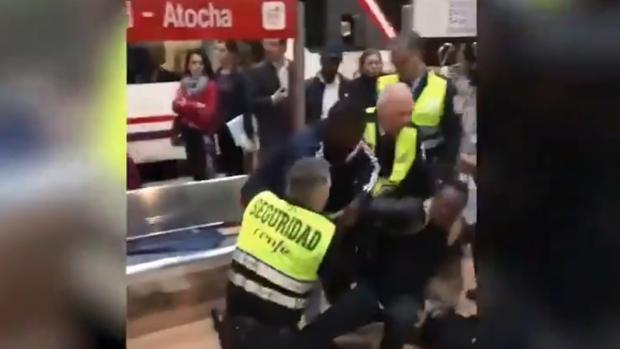 Investigan la presunta agresión racista de unos vigilantes de Cercanías a un pasajero negro en Atocha