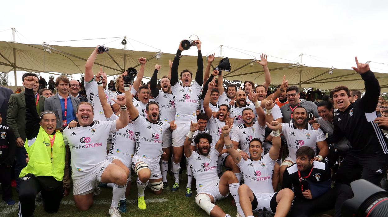 Los jugadores del Silverstorm posan tras vencer en la final de la Supercopa de España de Rugby al VRAC Quesos Entrepinares