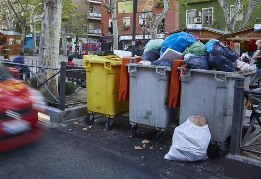En la calle de Peña Gorbea, pegada al bulevar de Vallecas, son los contenedores de basura orgánica los que están desbordados