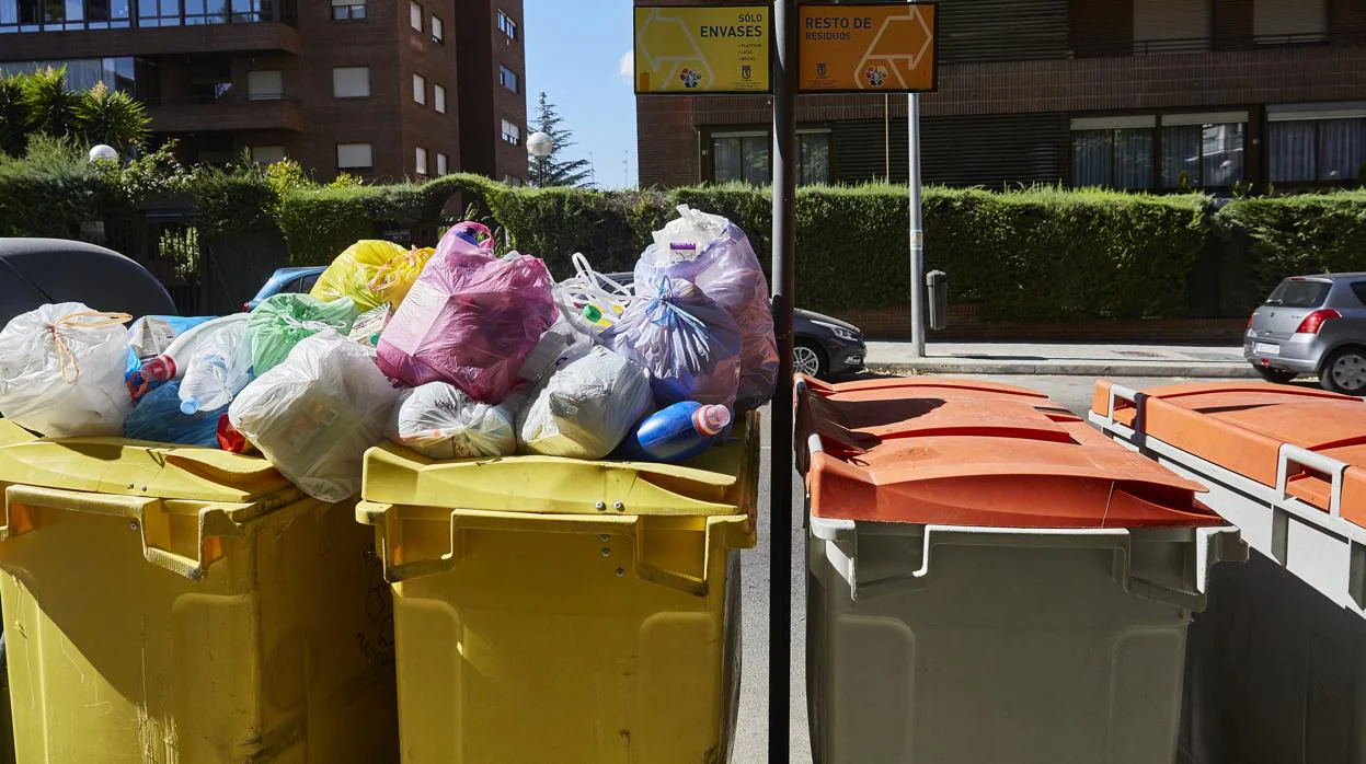 Las bolsas de basura se acumulan encima de unos abarrotados contenedores amarillos, situados en la calle Francisco de Diego (Moncloa-Aravaca)