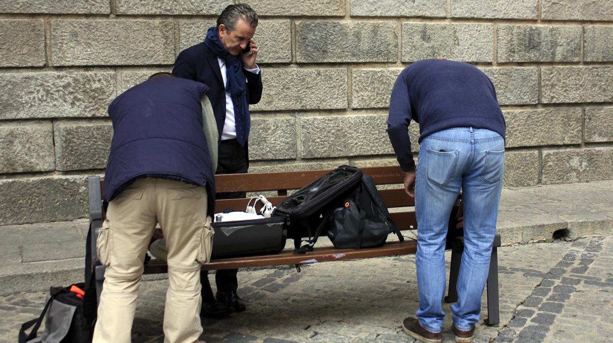 Los dos operarios que han realizado el estudio fotográfico con un dron. Están acompañados del arquitecto municipal, Ignacio Álvarez Ahedo, que habla por teléfono