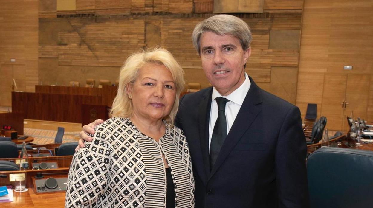 Ángeles Pedraza, junto al presidente regional, Ángel Garrido