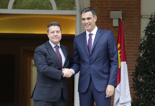 García-Page y Pedro Sánchez se saludan antes de la reunión