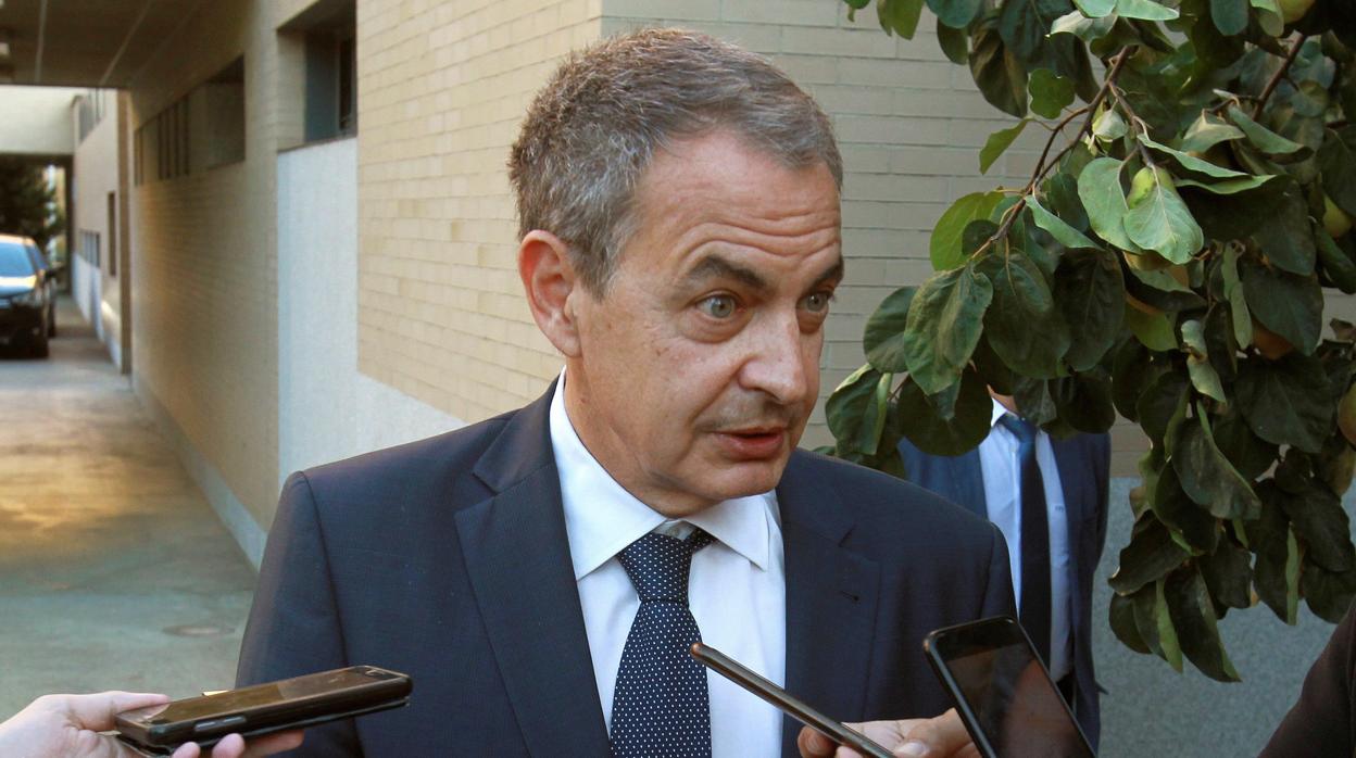 Zapatero, atiende a periodistas a su llegada al Colegio Mayor de San Bartolomé, en Salamanca, en septiembre