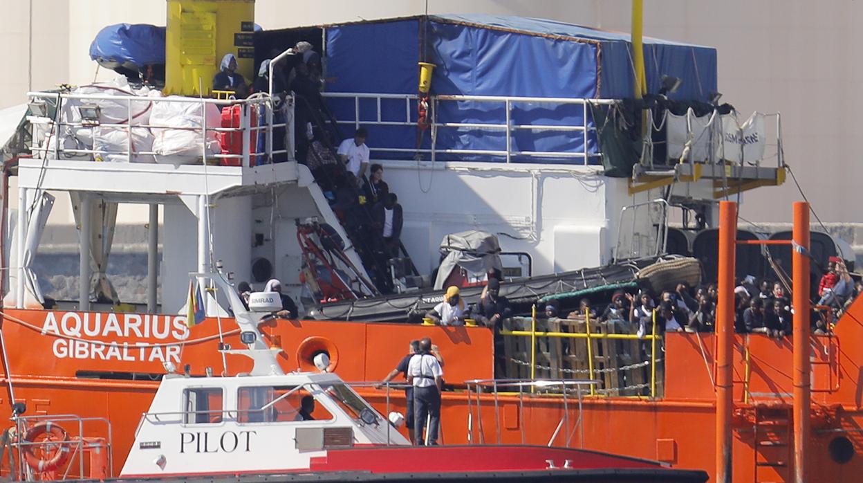 El barco Aquarius a su llegada al puerto de Valencia con los inmigrantes rescatados, en junio