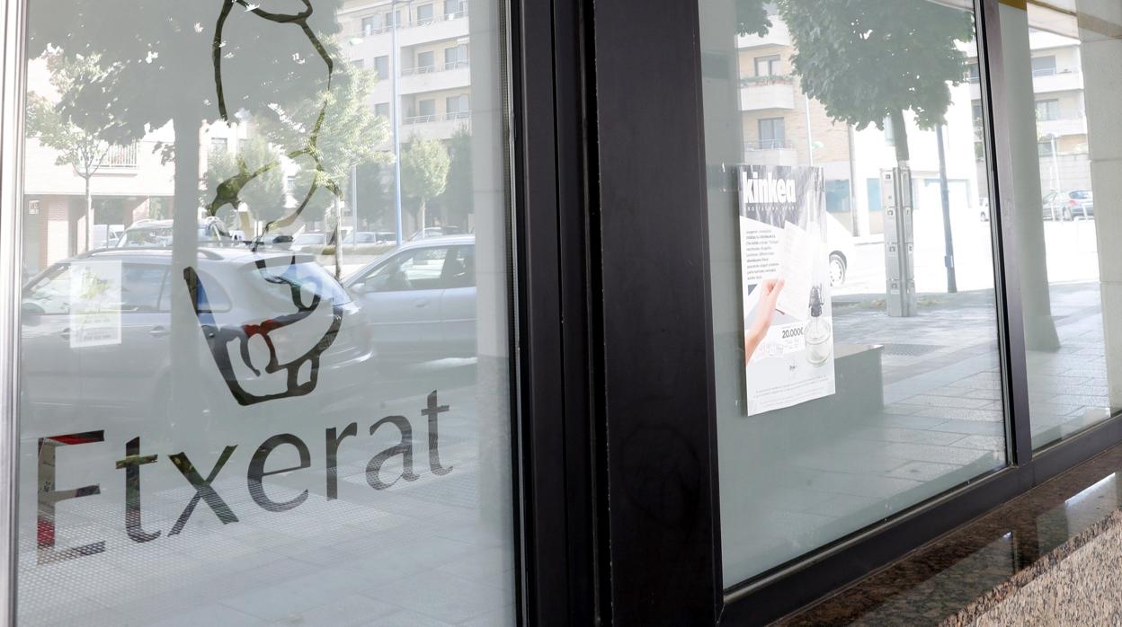 La Guardia Civil ha detenido en Hernani al etarra cuando salía de la sede de Etxerat (en la imagen)