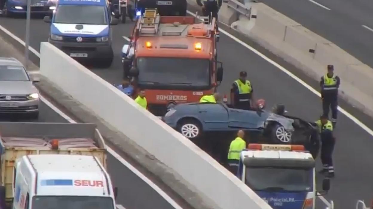 Una mujer herida por volcar un vehículo en Las Palmas capital