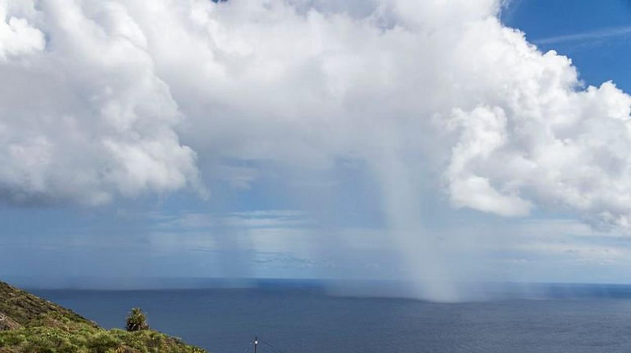 Lluvia en el mar desde las costas canarias