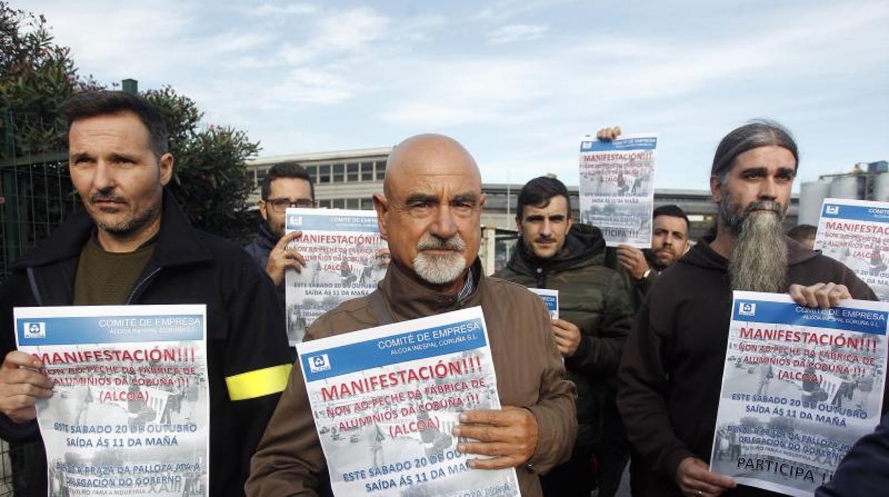 Trabajadores de Alcoa muestran las pancartas anunciando la manifestación del sábado