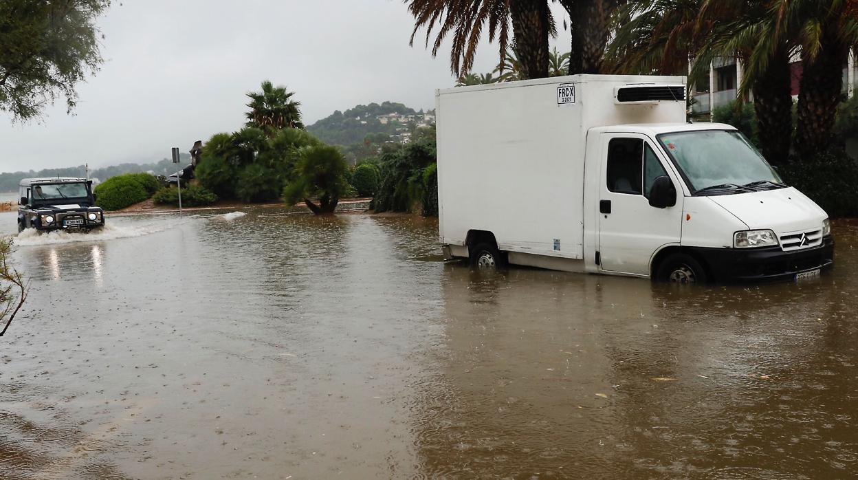 Calles anegadas por las fuertes lluvias en Denia, Alicante