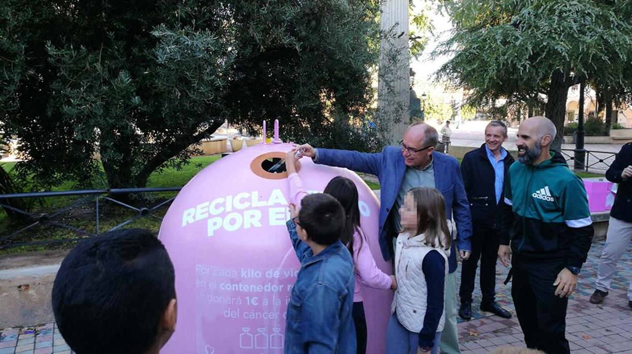 Los contenedores rosas se han instalado en la plaza del Ayuntamiento