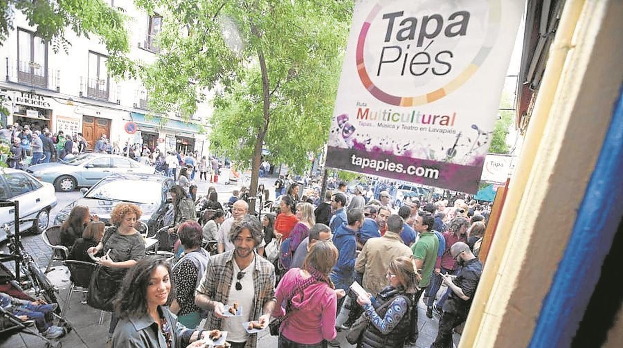 Decenas de personas disfrutan de Tapapiés. en una edición anterior