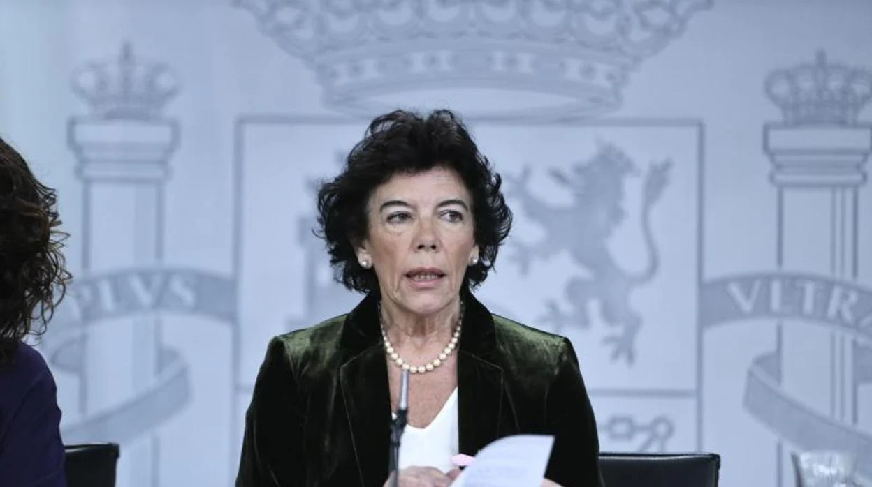 La ministra portavoz del Gobiernom Isabel Celaá, este viernes en La Moncloa