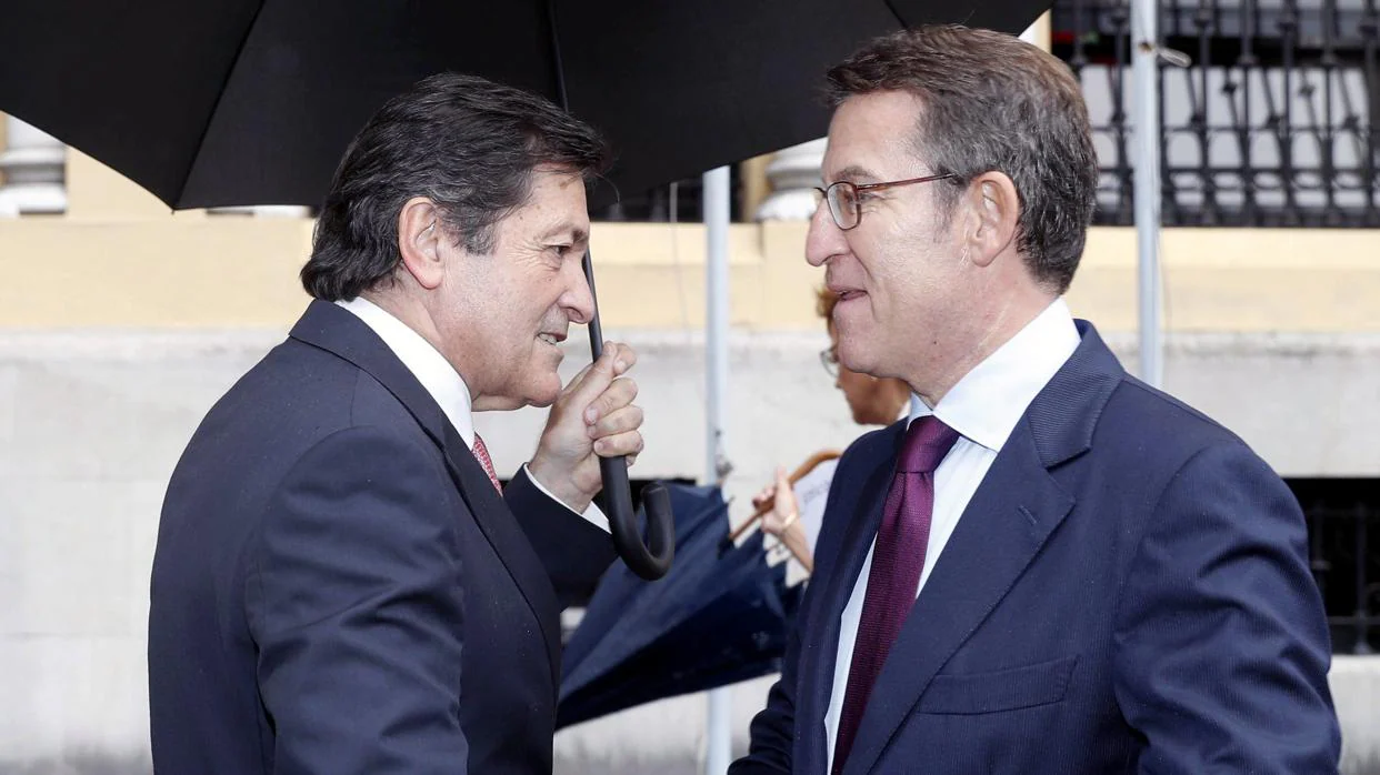 Fernández y Feijóo, durante su encuentro en Oviedo