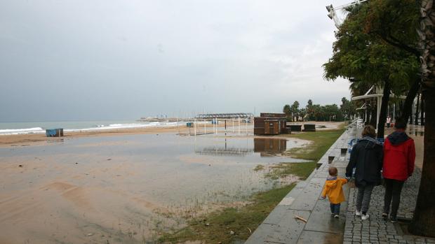 Las inundaciones dejan atrapados más de 12 horas a los viajeros de un Talgo Barcelona-Cartagena