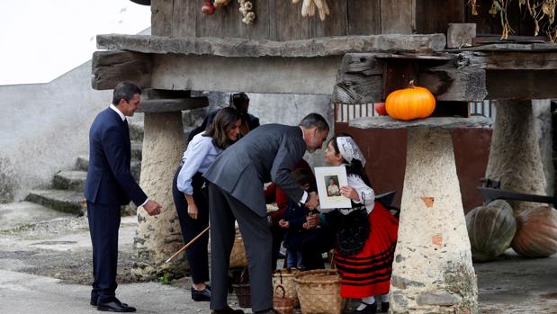 Los Reyes reciben la bienvenida del «Pueblo Ejemplar» de Moal, Asturias