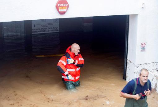 Bomberos en uno de los garajes inundados en Alcocéber, Castellón, este viernes