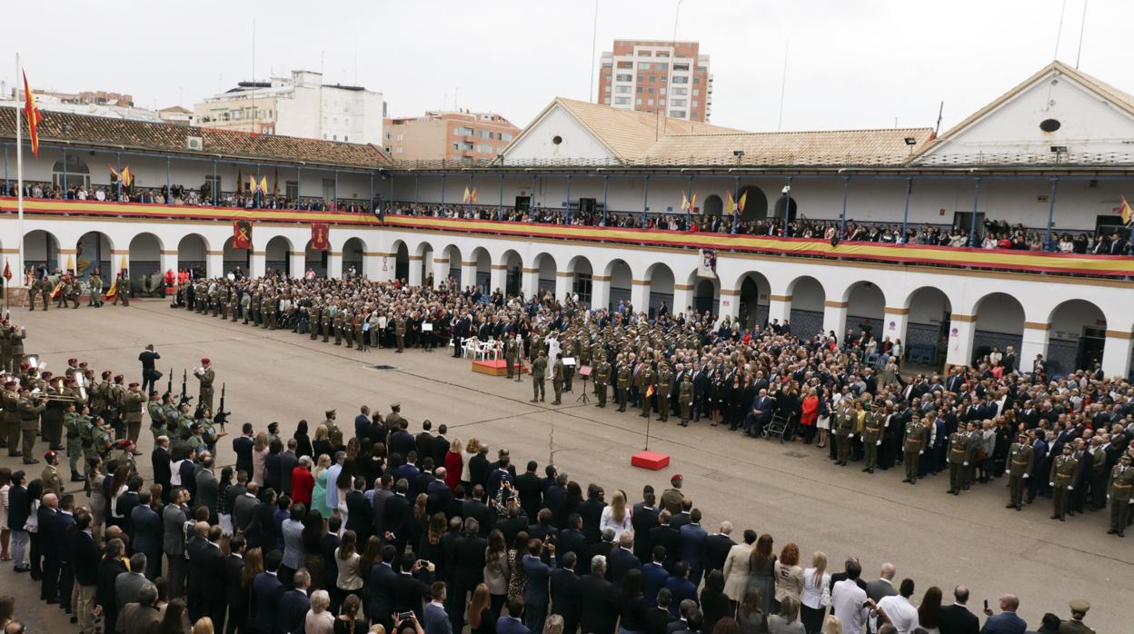 Vista general de la jura de bandera realizada hoy en el acuartelamiento San Juan de la Ribera de Valencia