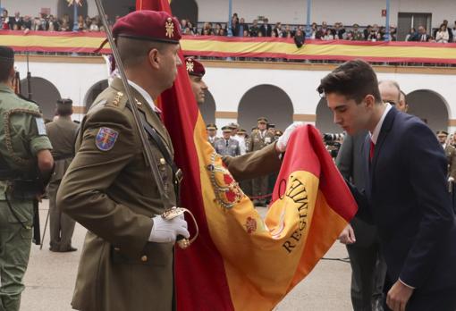 Un joven realiza la jura de bandera hoy en el acuartelamiento San Juan de la Ribera de Valencia