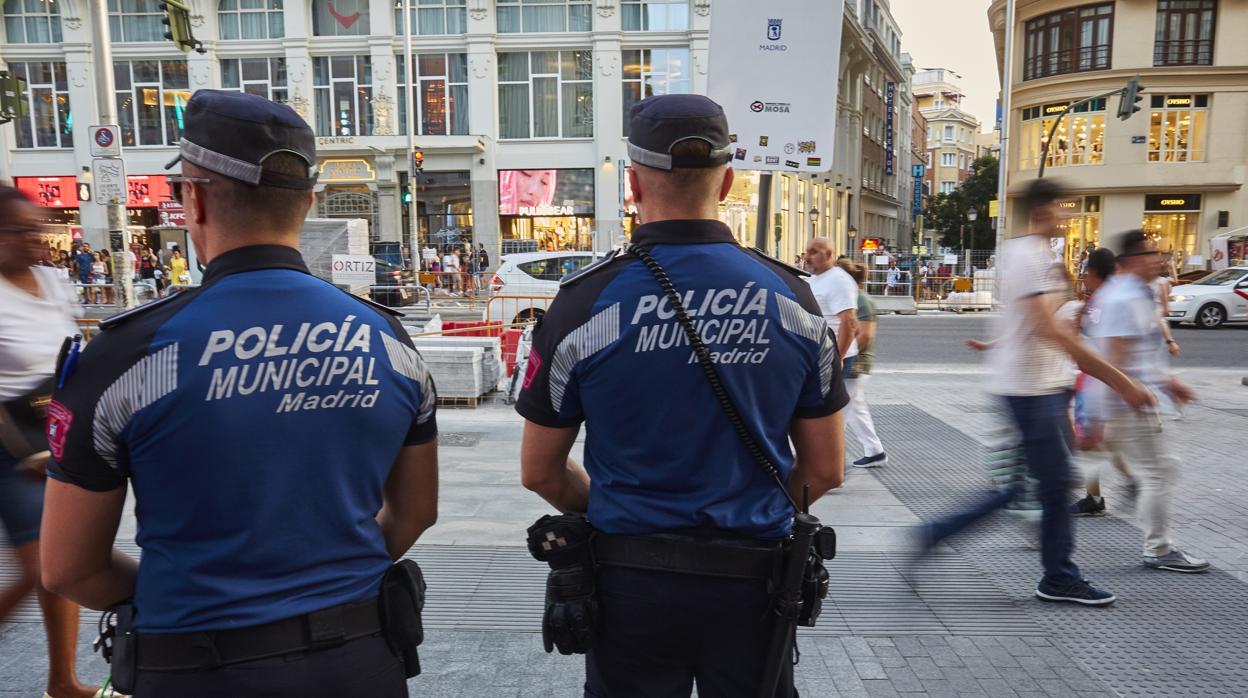 Dos agentes de la Policía Municipal, en la Gran Vía